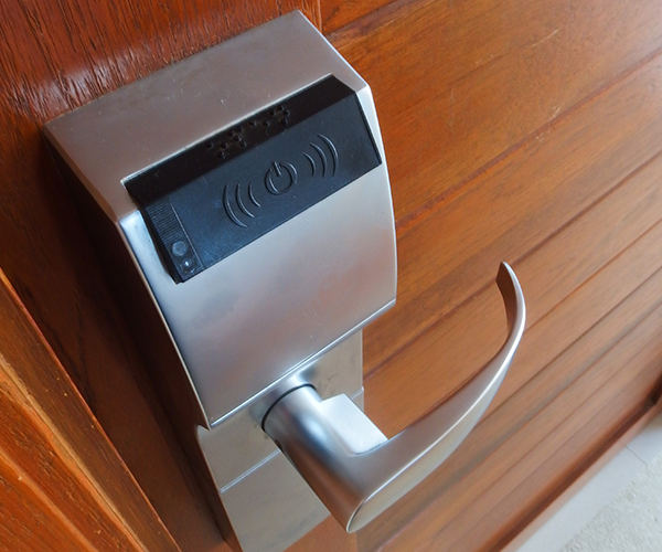 The-Pros-and-Cons-of-Keyless-Entry-Systems